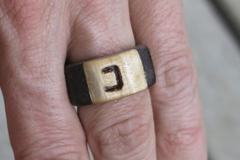 Holz Ring mit Buchstaben gefertigt mit der Dekupiersäge