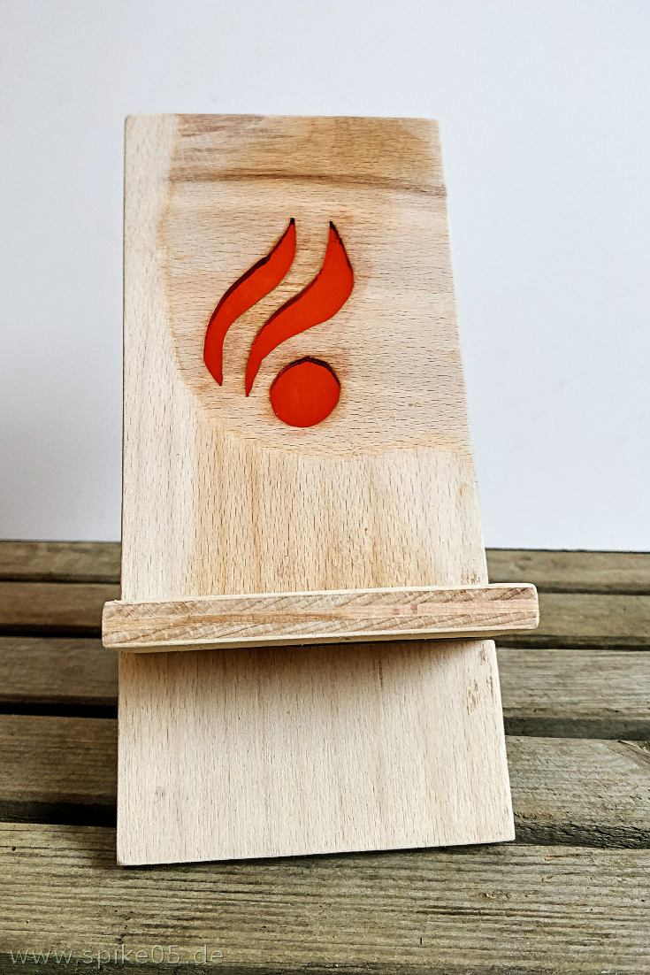 Smartphonehalter aus Holz mit Epoxydharzdesign