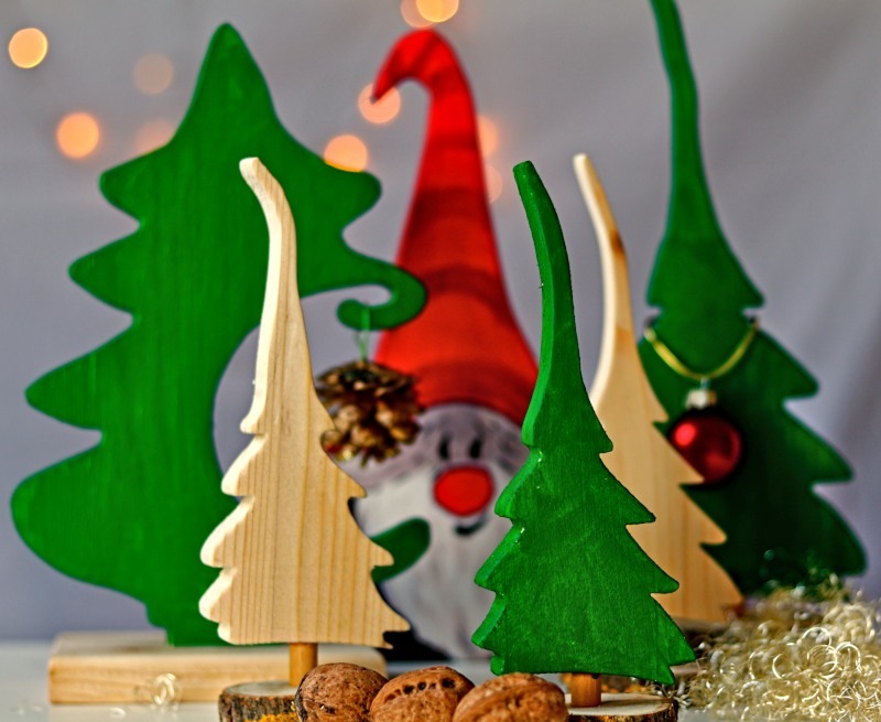 Headerbild DIY Weihnachtsdeko mit der Dekupiersäge aus Restholz basteln