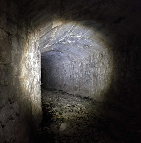 Geocache im Tunnel Slowenien